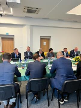 MINISTER ZA NARAVNE VIRE IN PROSTOR JE S PREDSTAVNIKI MINISTRSTVA ZA INFRASTRUKTURO IN DRUGIMI STROKOVNJAKI NA DELOVNEM OBISKU NA OBČINI ŠKOFLJICA